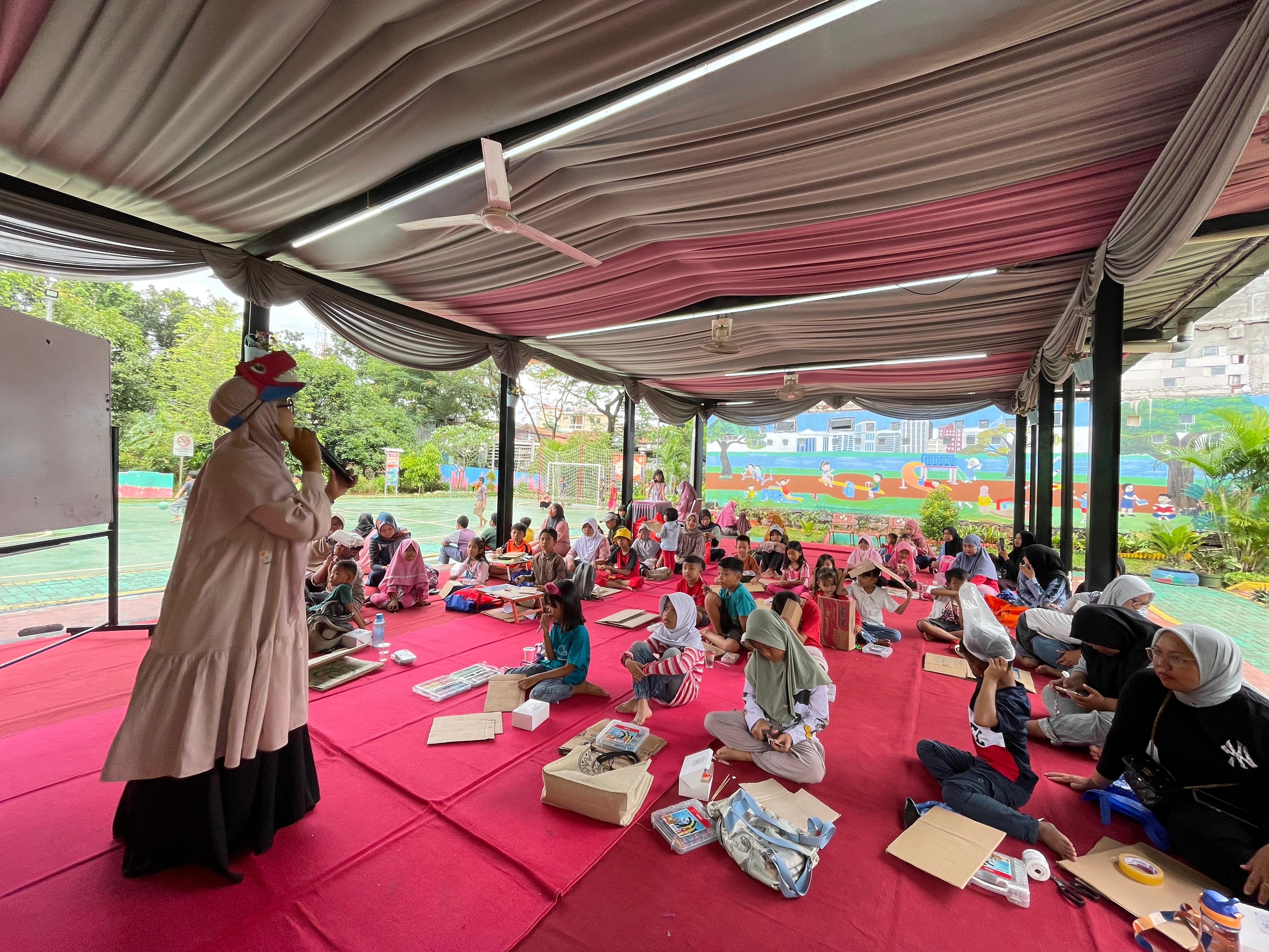 Workshop Upcycling : Membuat Wayang Dari Kardus Bekas Dan Mendongeng Di RPTRA Mutiara Rawa Binong